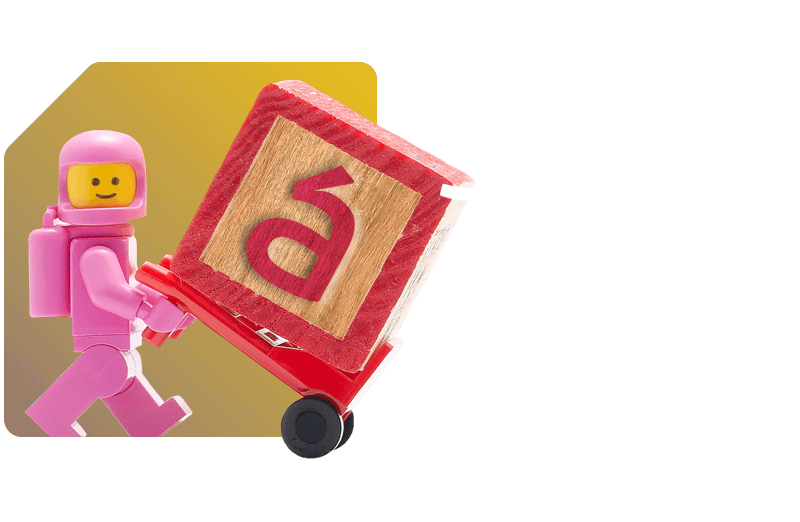 Personagem de brinquedo carregando bloco com a inscrição 'Sobre Nós'